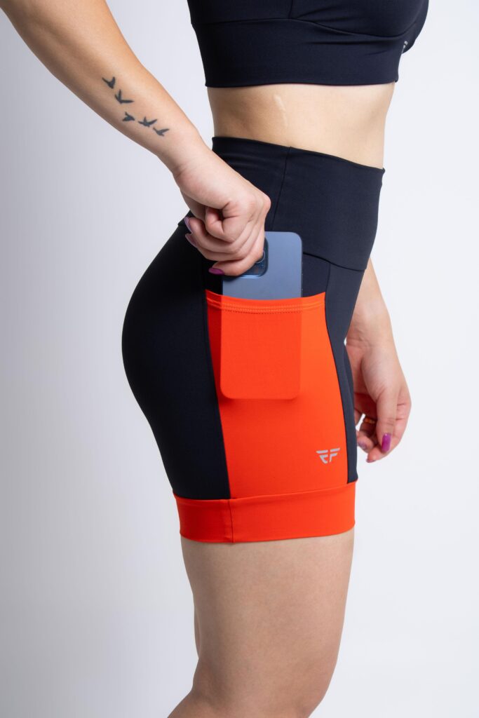 Shorts Corrida Com Bolsos Cós Alto e Punho Duplo Feminino - Preto-Laranja, P